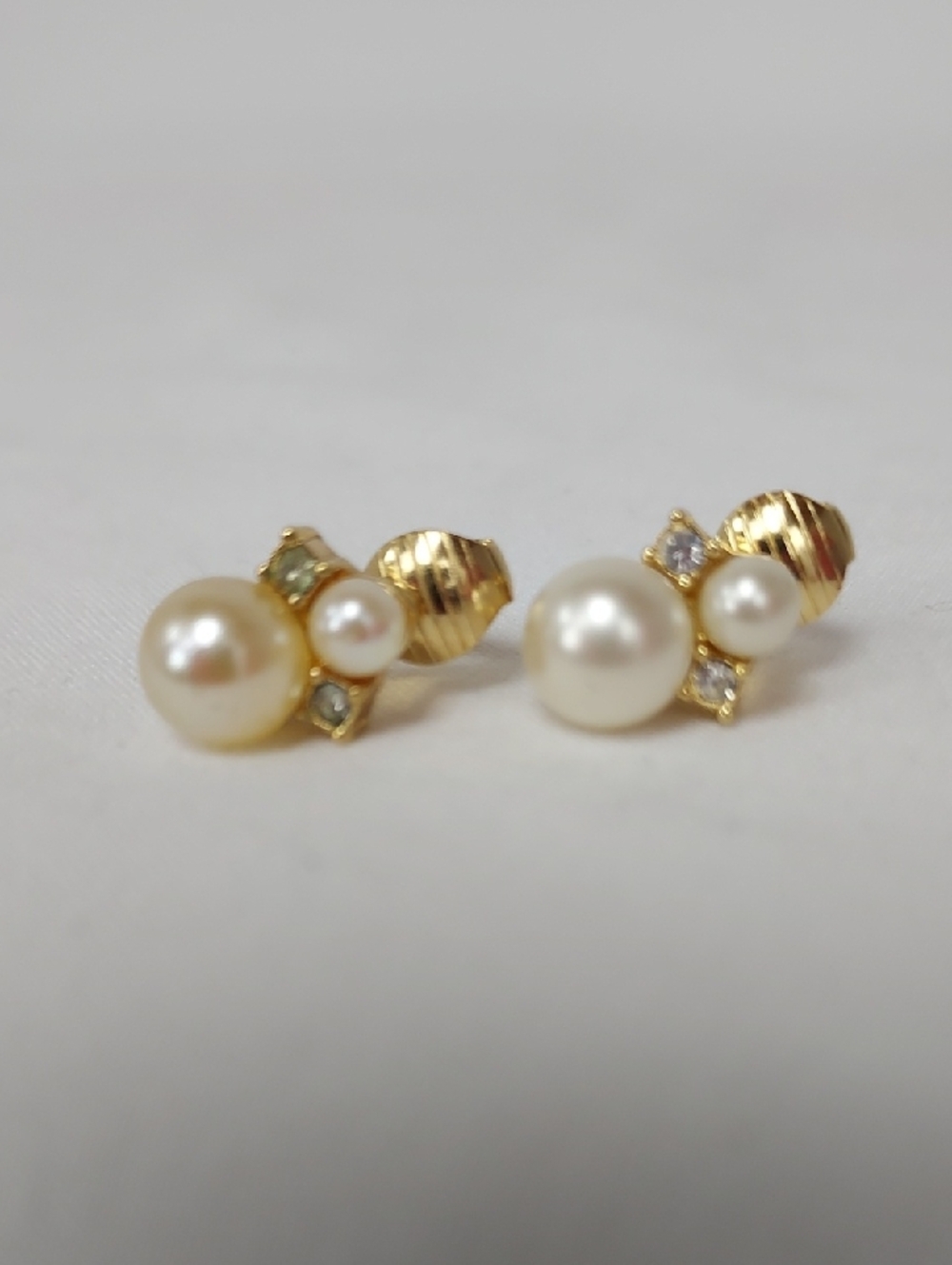 Vintage Christian Dior Pearl Cluster Crystals Gold-Tone Clip-On Earrings - Picture 7 of 8